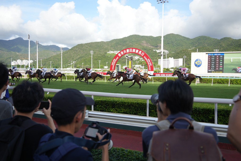 沙田馬場舉行「香港共慶回歸賽馬日」。