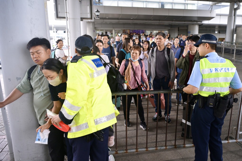 深圳灣口岸有人趁警方人流管制前「衝閘」，引起爭執。