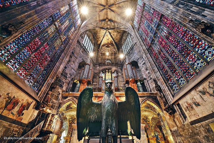 与比利时及荷兰接壤的亚琛（Aachen），是大多数德国国君的加冕地，803年建成的大教堂更是德国第一个世界遗产。