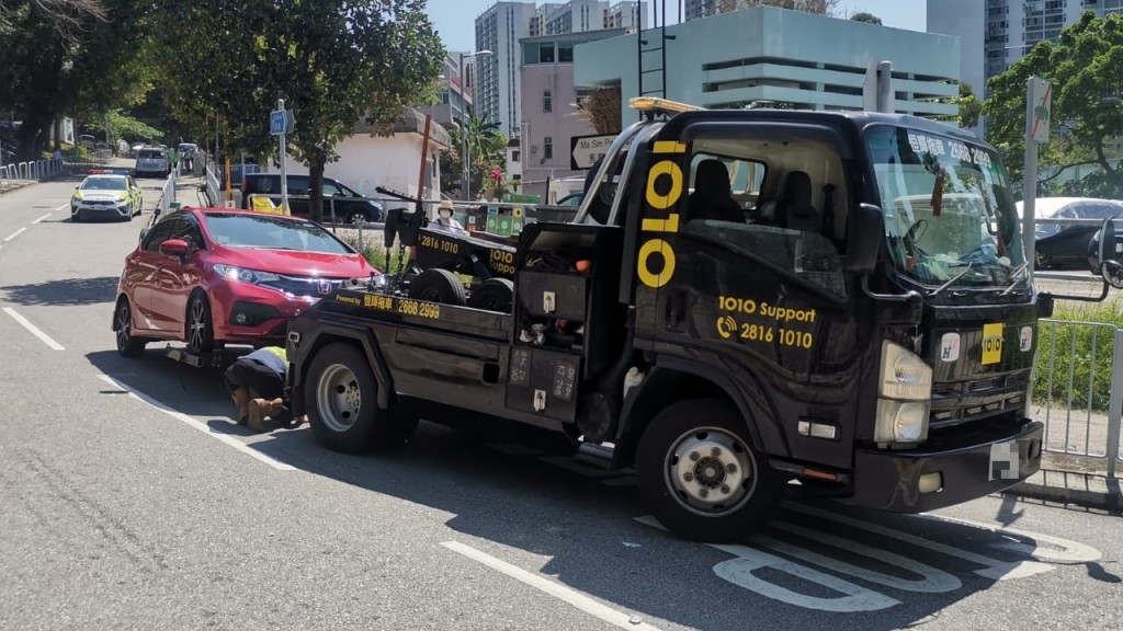 警方拖走涉案車輛。警方圖片