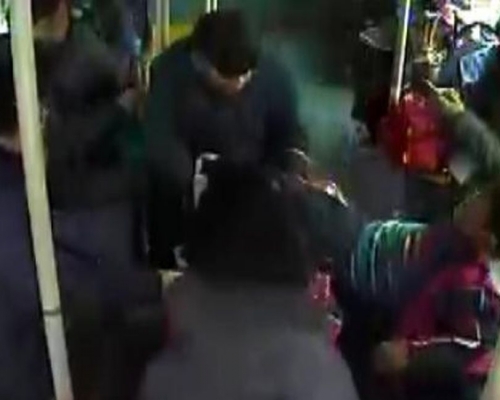 老翁強扯男童落地。網圖