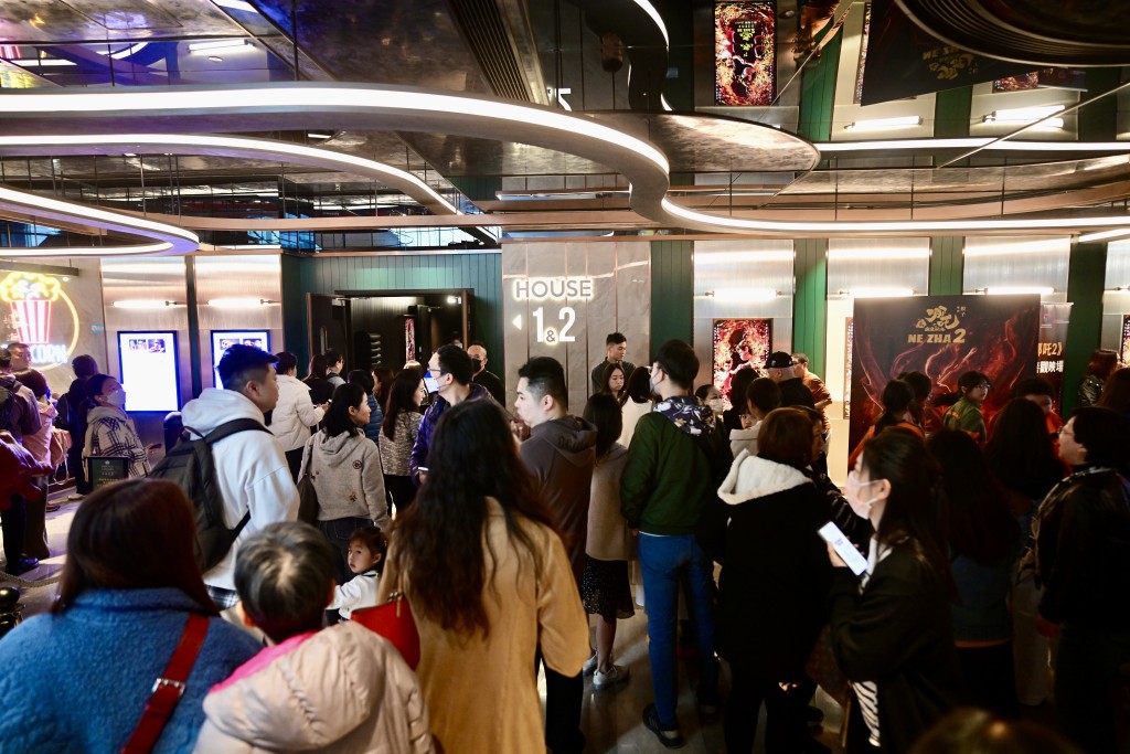 下午1時至晚上7時05分的場次均「標紅」。劉駿軒攝