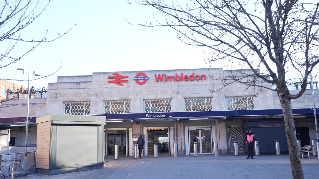 温布顿车站设有地铁、火车及电车服务，只须25分钟便可直达伦敦市中心，而温布顿站附近的商店街已十分成熟，店铺品牌亦较大众化。