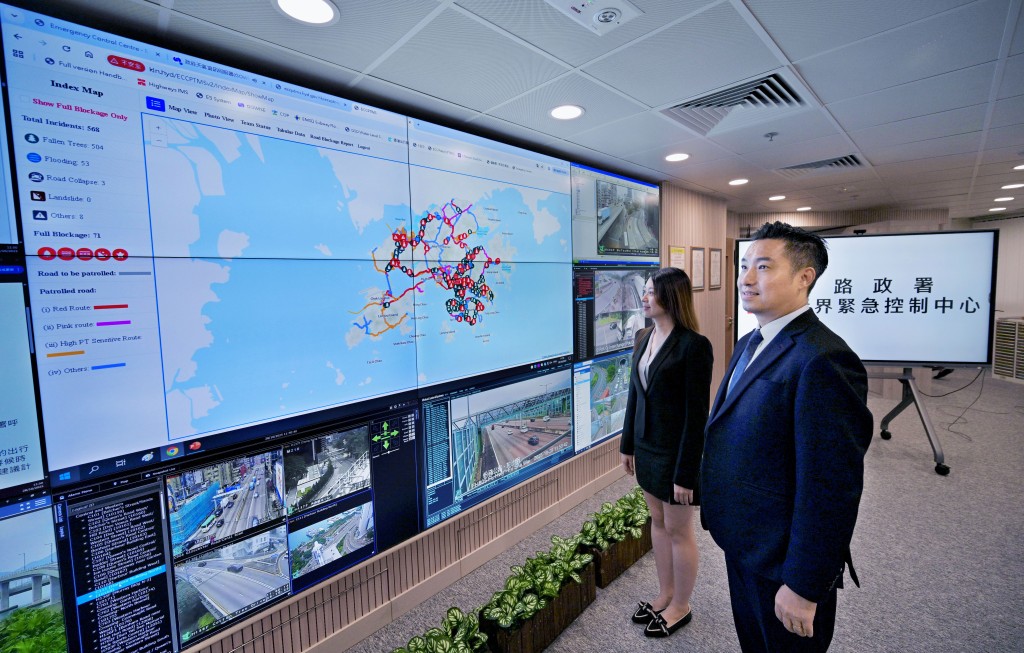 惡劣天氣期間緊急控制中心全天候運作,統一接收資訊及協調處理緊急道路事故的調派安排。 惡劣天氣期間緊急控制中心全天候運作,統一接收資訊及協調處理緊急道路事故的調派安排。