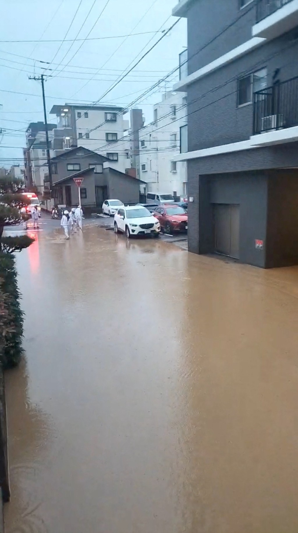 松山市短短2天雨量高達213毫米，相當於一整個月的降雨量。 路透社