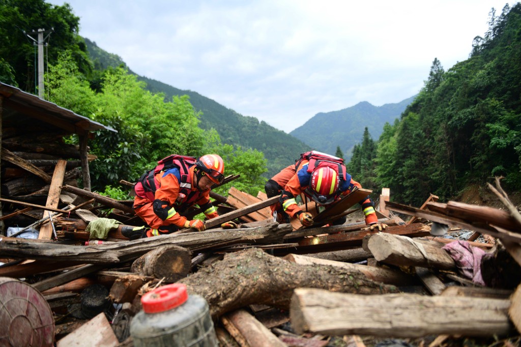 廣西桂林市龍勝各族自治縣泗水鄉三舍村突發山洪災害,救援人員在現場展開救援。 中新社 廣西桂林市龍勝各族自治縣泗水鄉三舍村突發山洪災害,救援人員在現場展開救援。 中新社