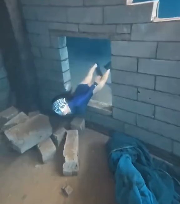 廣西一爛尾樓因積水而變成「潛水勝地」。《新京報》 廣西一爛尾樓因積水而變成「潛水勝地」。《新京報》