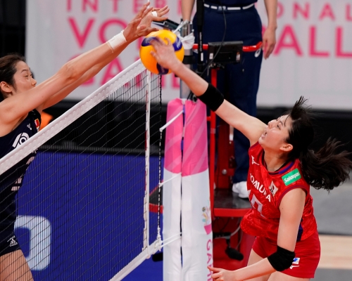 中國女排五月曾前往日本參加奧運測試賽，圖左為朱婷攔網。 REUTERS