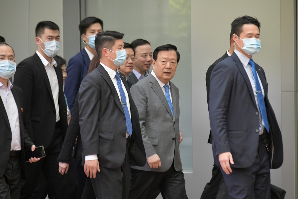 夏寶龍在李家超及官員陪同下，遊覽香港大學。梁譽東攝