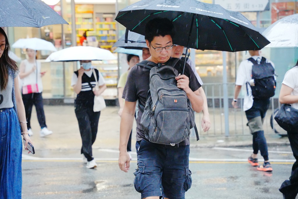 本港地區今日天氣預測大致多雲，間中有驟雨及幾陣狂風雷暴，初時雨勢頗大。