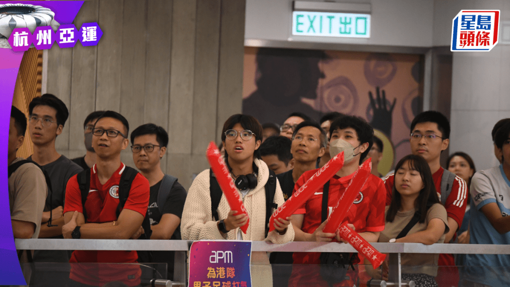 商場直播男足四強賽,大量市民特意到場支持。
