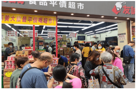 不少区内街坊前往捧场（图源：Facebook@友诚食品平价超市）