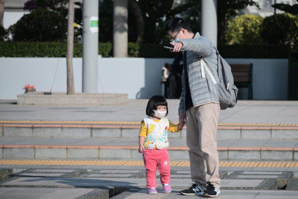 環保署提醒,兒童、長者及心臟病或呼吸系統疾病患者應盡量減少體力消耗及戶外活動。
