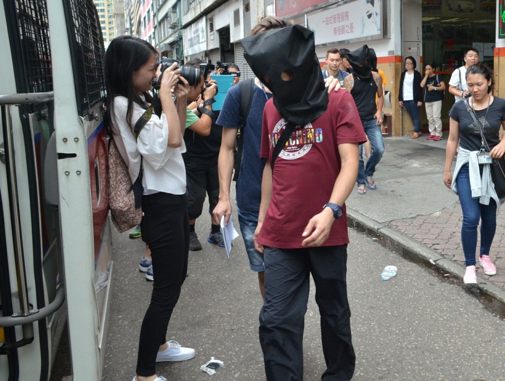 警破黑幫非法賭檔拘五人。
