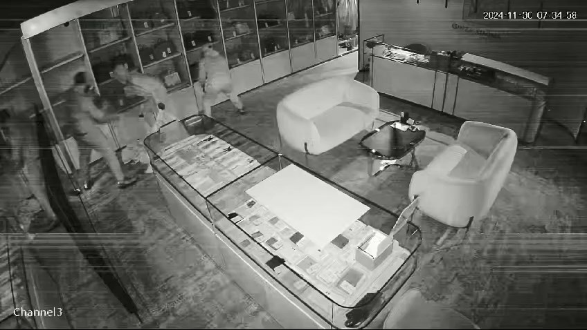 贼人将多个Hermès手袋尽扫入大白色尼龙袋内。片段截图