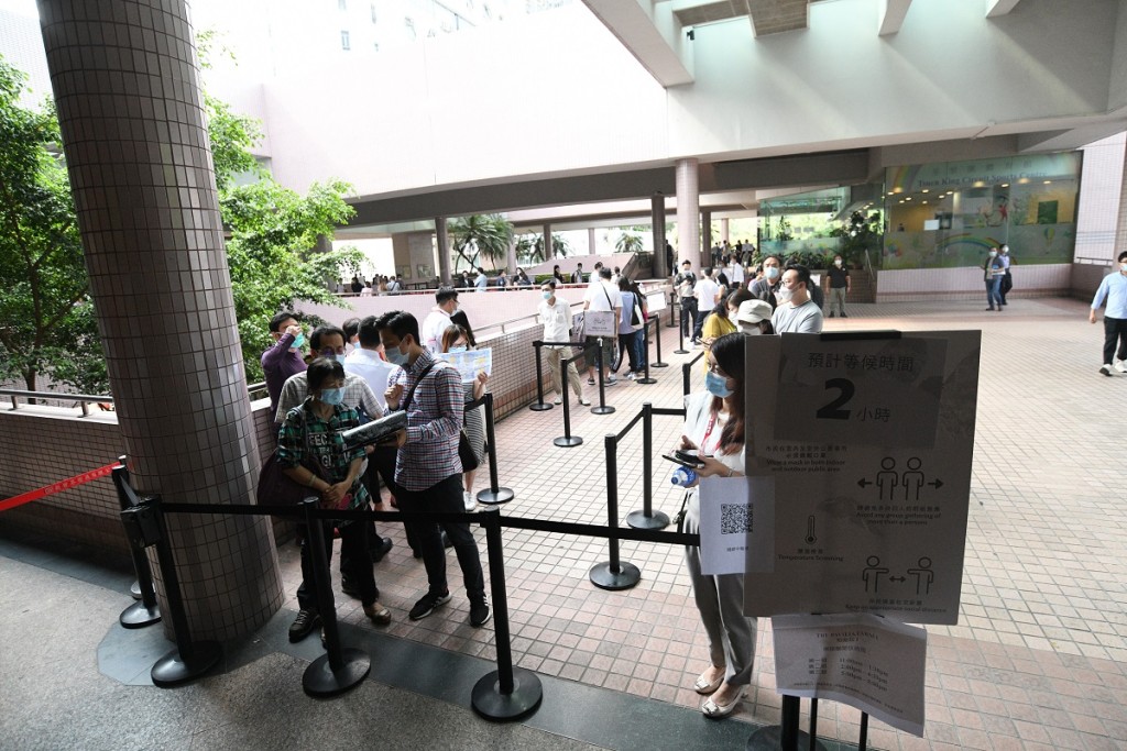 下午2時荃灣愉景新城出現近千名睇樓客人龍,龍尾市民一度要等6小時。