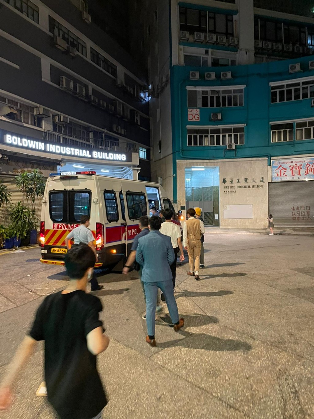 警方於尖沙嘴葵涌搗無牌酒吧及派對房間。警方圖片