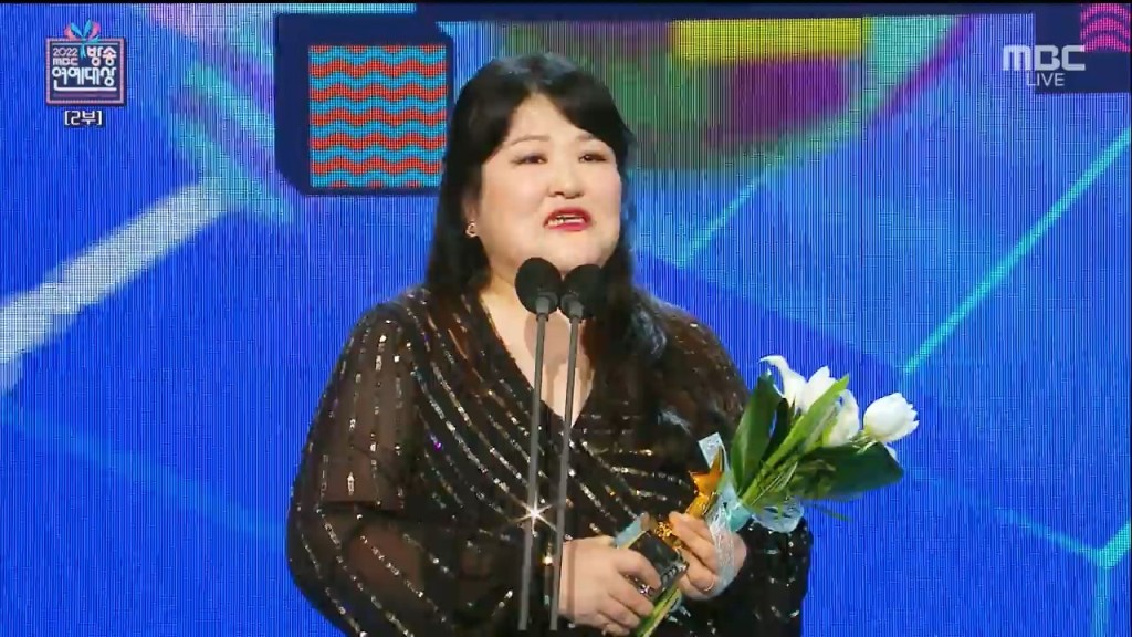综艺女子优秀奖由李国主捧走。