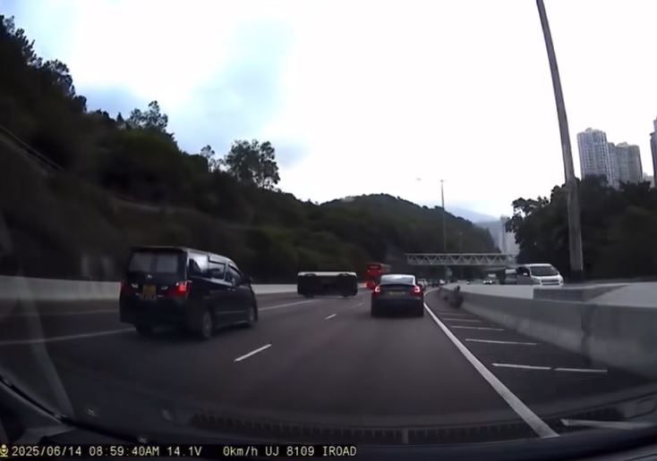 客貨車失平衡向左翻側。fb馬路的事 (即時交通資訊台)影片截圖