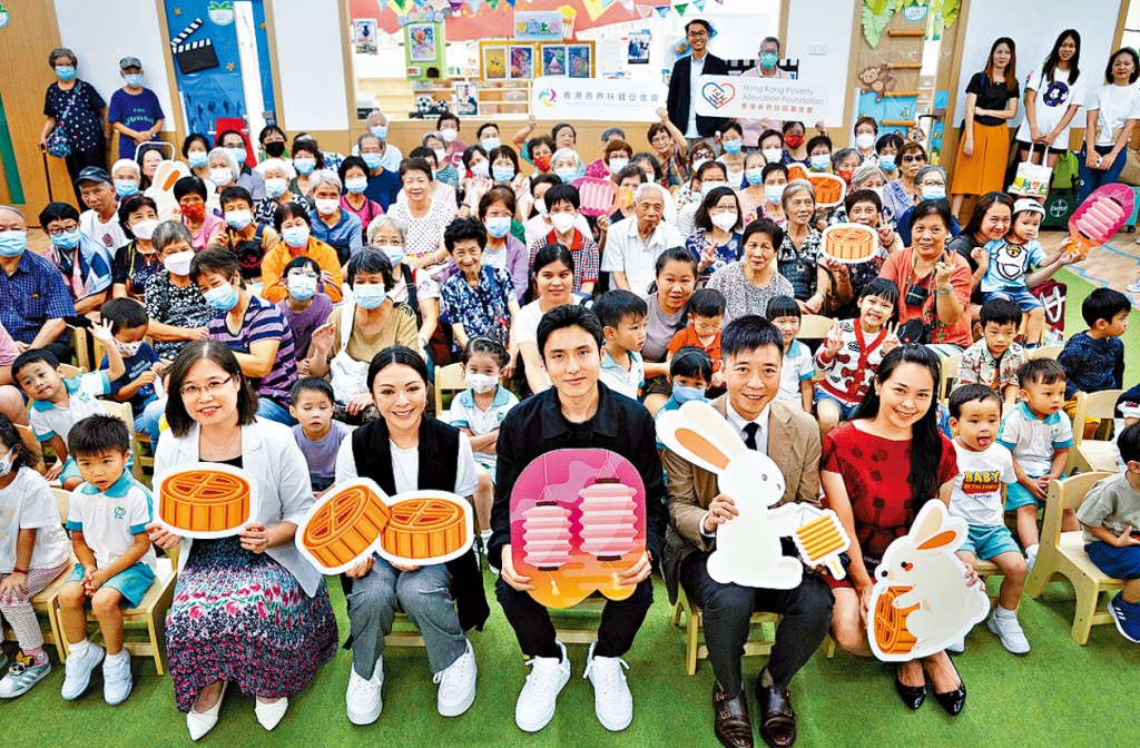 左起:啟文幼稚園暨幼兒園丘校長、歌手王灝兒、香港各界扶貧促進會會長兼召集人蔡加讚、執行會長馬浩文、啟文幼稚園暨幼兒園校監徐兆兒。
