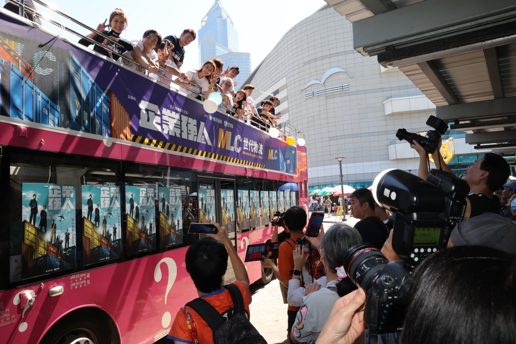 花車巡遊，吸引大批市民圍觀。