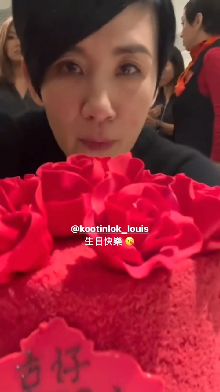 吳君如昨日為古天樂慶祝生日，預備了一個鮮紅色、有玫瑰花裝飾的蛋糕。