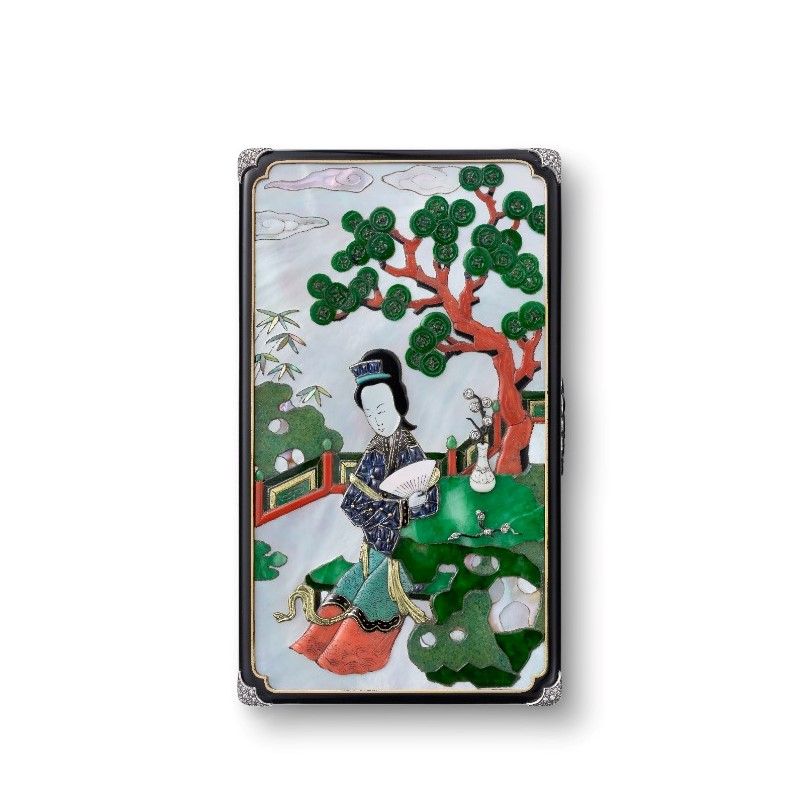 卡地亞於1928年依照路易．卡地亞與夫人（1895–1952年）曾收藏的一件清代康熙五彩庭院仕女圖瓷盤，製作的含中國風格化妝盒。