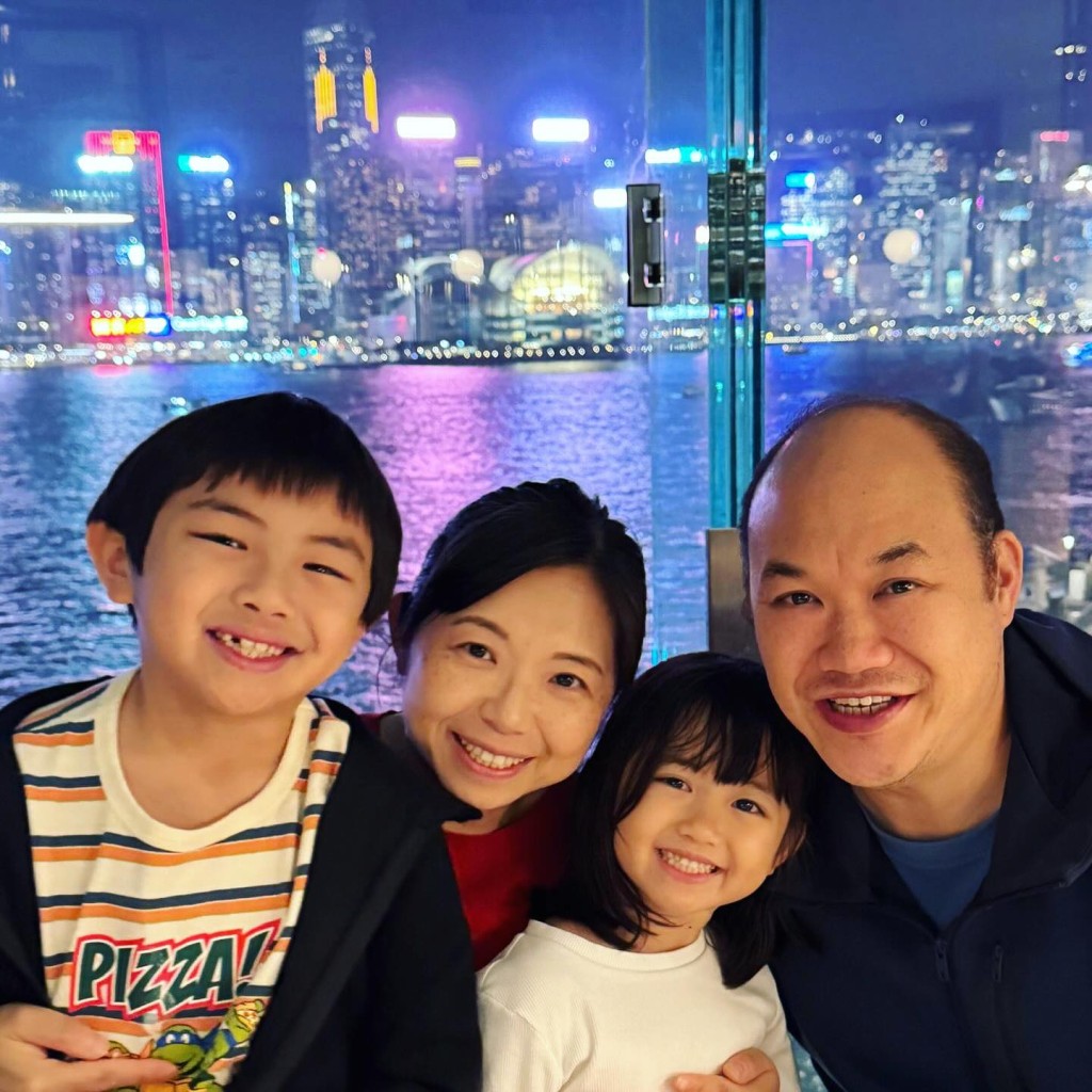 一家四口笑容一致影家庭照，8歲兒子Tyler與爸爸許懷谷餅印一樣，下月4歲的細女Leah似足媽媽，眼仔精靈又可愛。