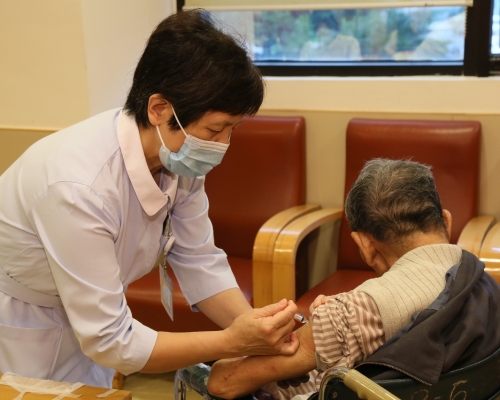 澳門首批新冠肺炎疫苗將優先為15萬高危人群接種。新聞局資料圖片
