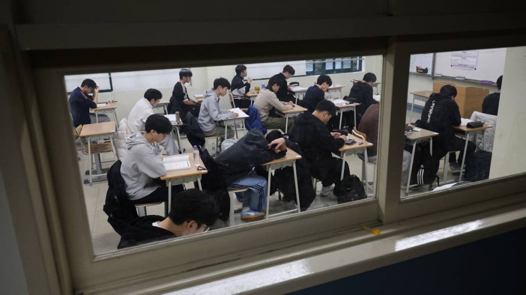 南韓早前的大學入學試被轟難度太高，考試首長宣布辭職。路透社