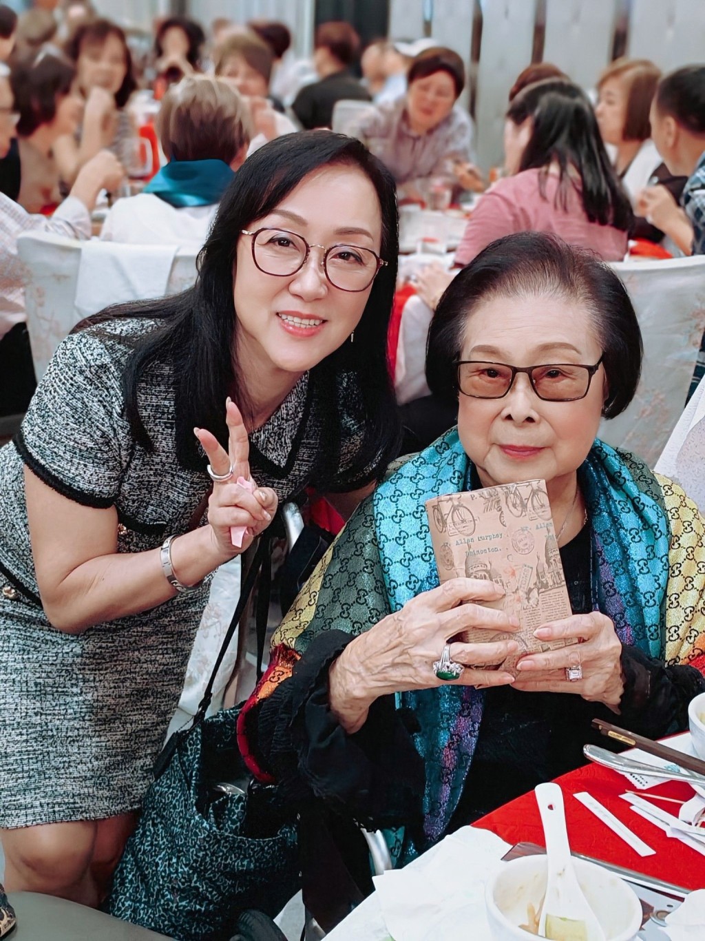 花旦鄭詠梅與羅艷卿的合照。 花旦鄭詠梅與羅艷卿的合照。