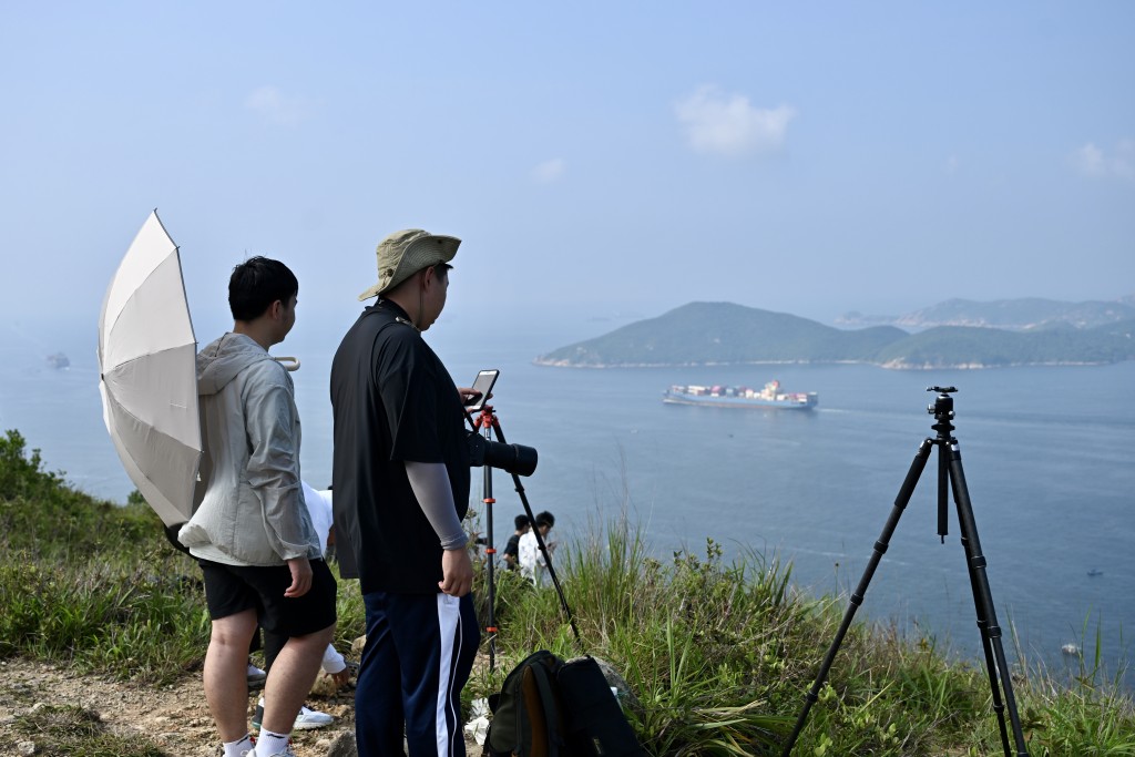 有市民登上玉桂山頂等待山東艦離港。劉駿軒攝 有市民登上玉桂山頂等待山東艦離港。劉駿軒攝
