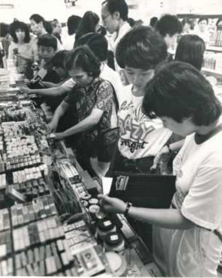 大丸百貨公司化妝品部,吸引不少市民光顧。資料圖片 大丸百貨公司化妝品部,吸引不少市民光顧。資料圖片