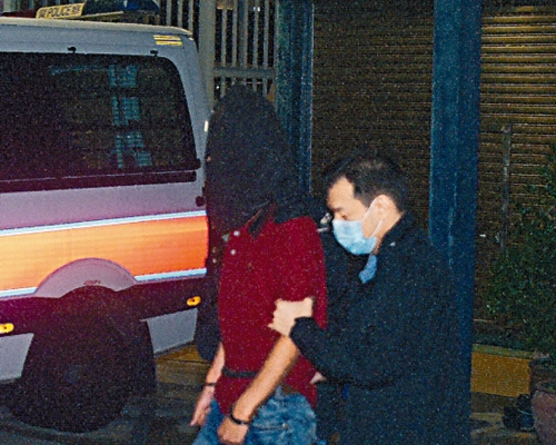 涉嫌殺害的士司機的混血疑兇,在水警基地被押上警車帶署。