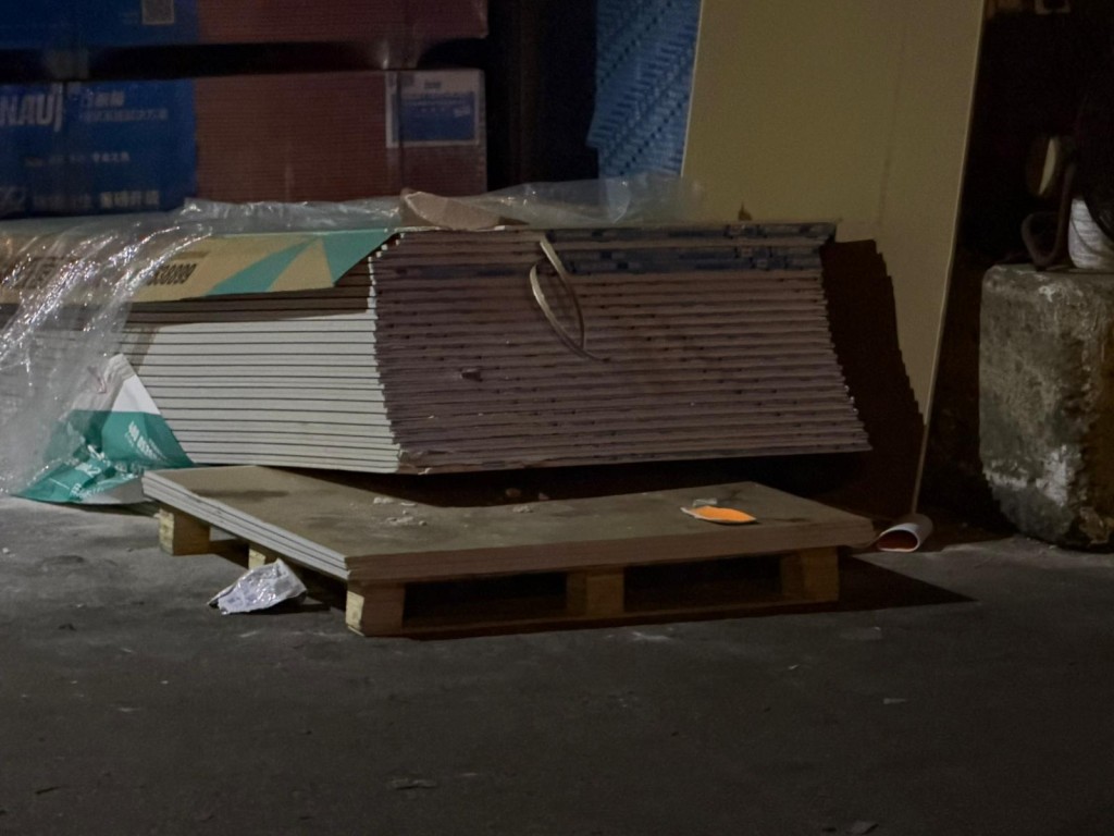 每塊石膏板大約3米乘1.5米。曾志恒攝 每塊石膏板大約3米乘1.5米。曾志恒攝