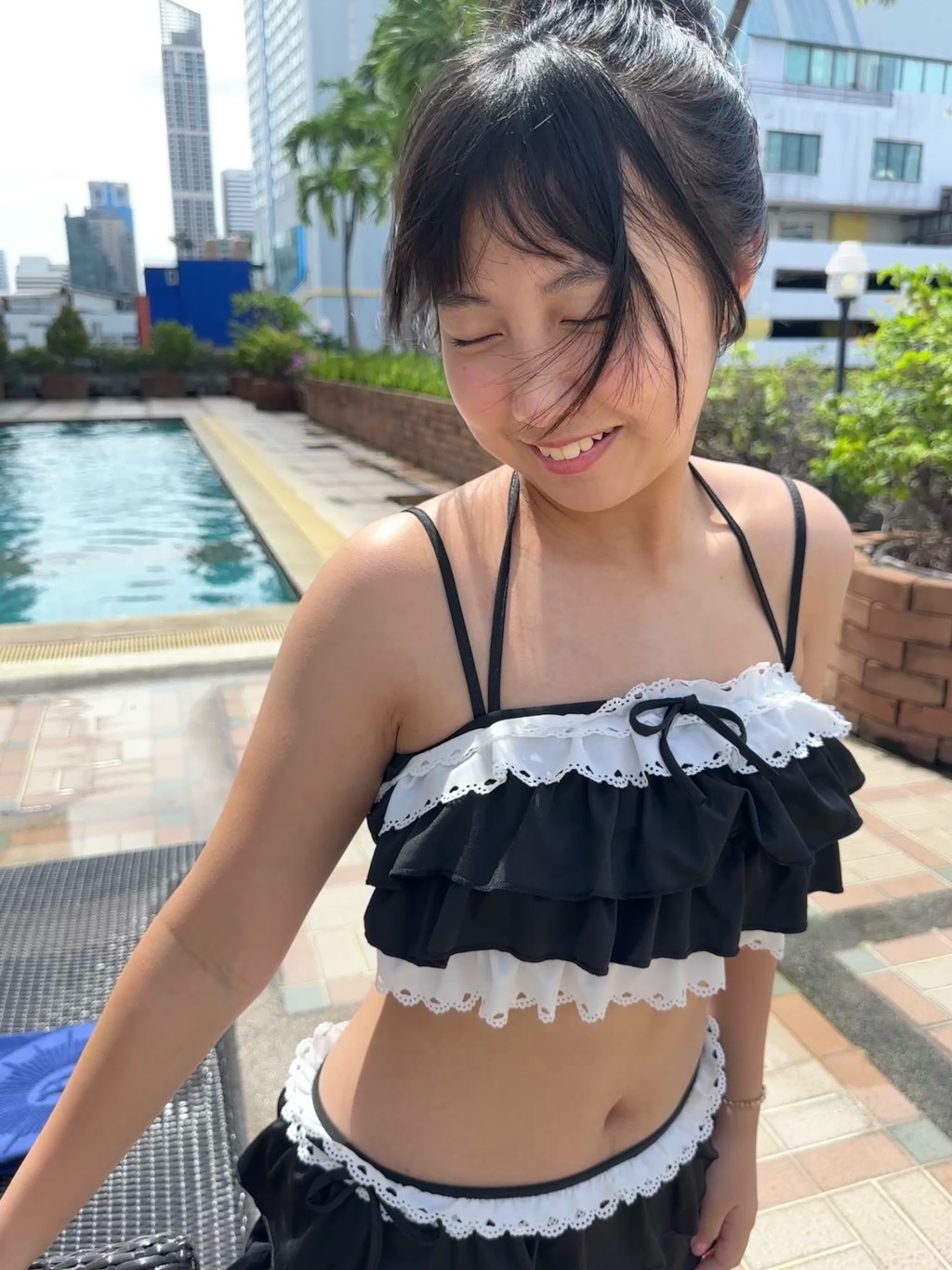 迎著曼谷陽光微風,楊鎧凝大方展現健康自然的青春魅力。 迎著曼谷陽光微風,楊鎧凝大方展現健康自然的青春魅力。