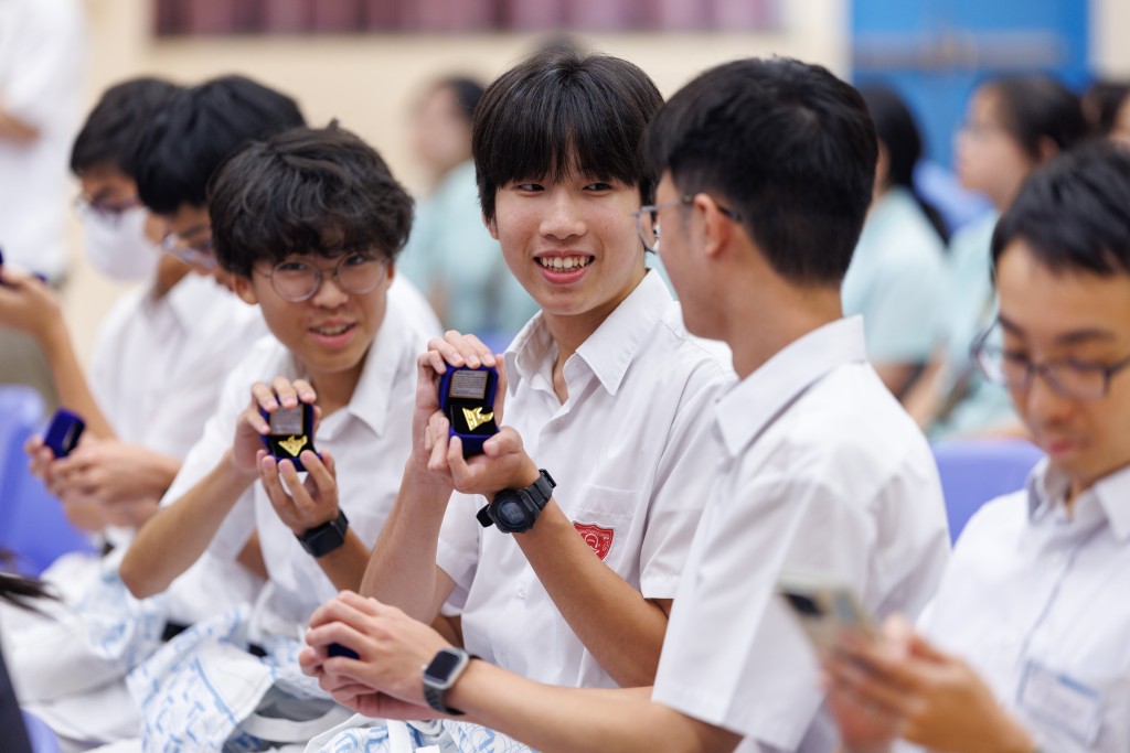 參與同學手持「Young Visionaries（青年願景家）」徽章。