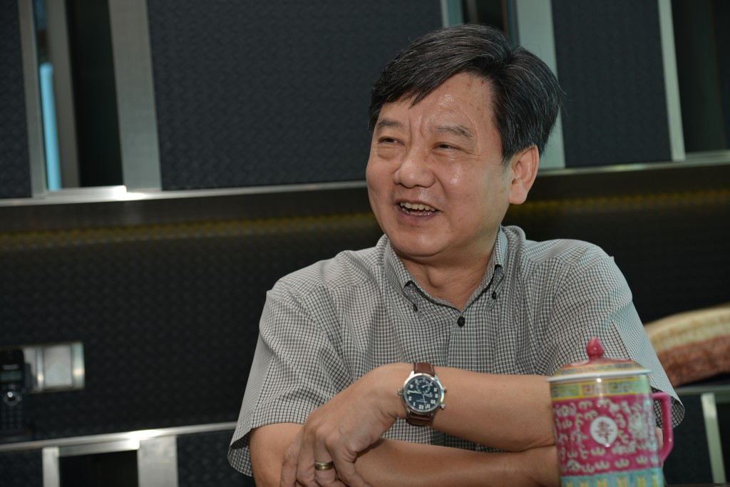 該商場原由黎永滔（圖中）與大鴻輝主席梁紹鴻各自佔50%權益，交易後轉變，美麗華以6.5億購入黎永滔手持的50%權益，梁紹鴻則透過新合營公司，繼續維持其50%的實際權益。