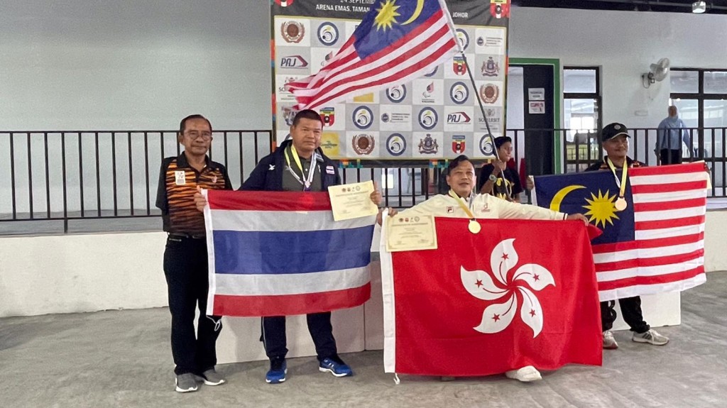 黃健光(右二)於男子B7級個人賽奪金。香港傷殘人士體育協會圖片
