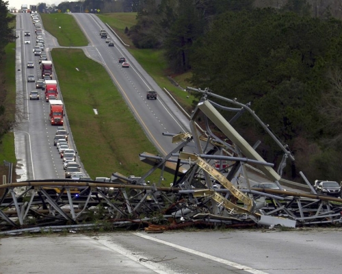 利縣遭至少兩股大型龍捲風吹襲。AP