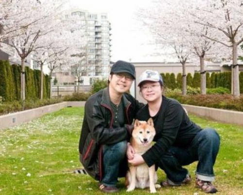 廖女(右)因不滿Amara Wedding的拍攝照片,到多個社交網站指控該公司是「黑店」。令Amara Wedding最終倒閉,被法院判需賠償11.5萬加元。 網圖
