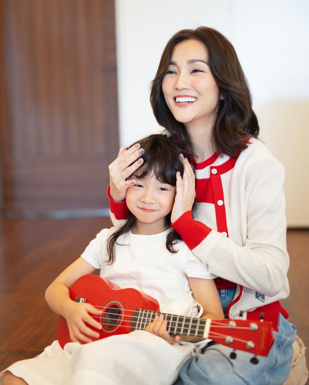 谢安琪与6岁女儿张靖除会一起下厨，还会一同玩乐器。