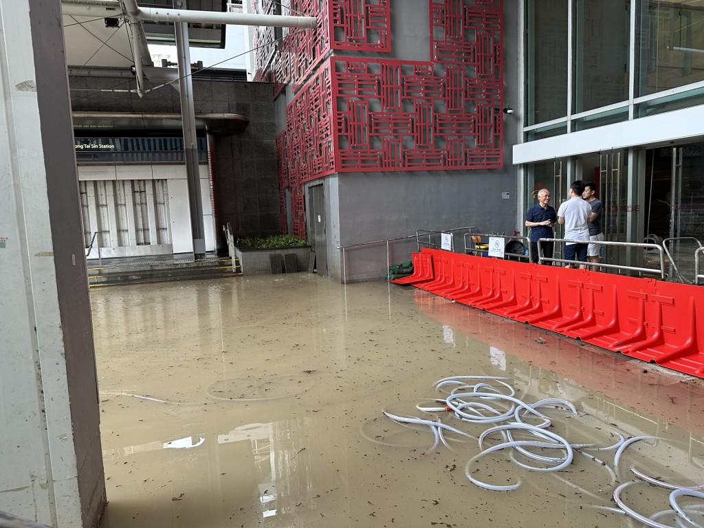 現時黃大仙中心北館LG層仍有輕微水浸。