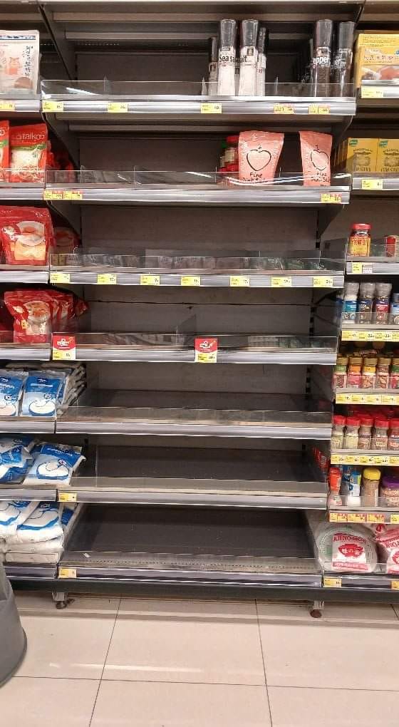 不同超巿食盐货架被抢购一空。香港突发事故报料区及讨论区FB图片