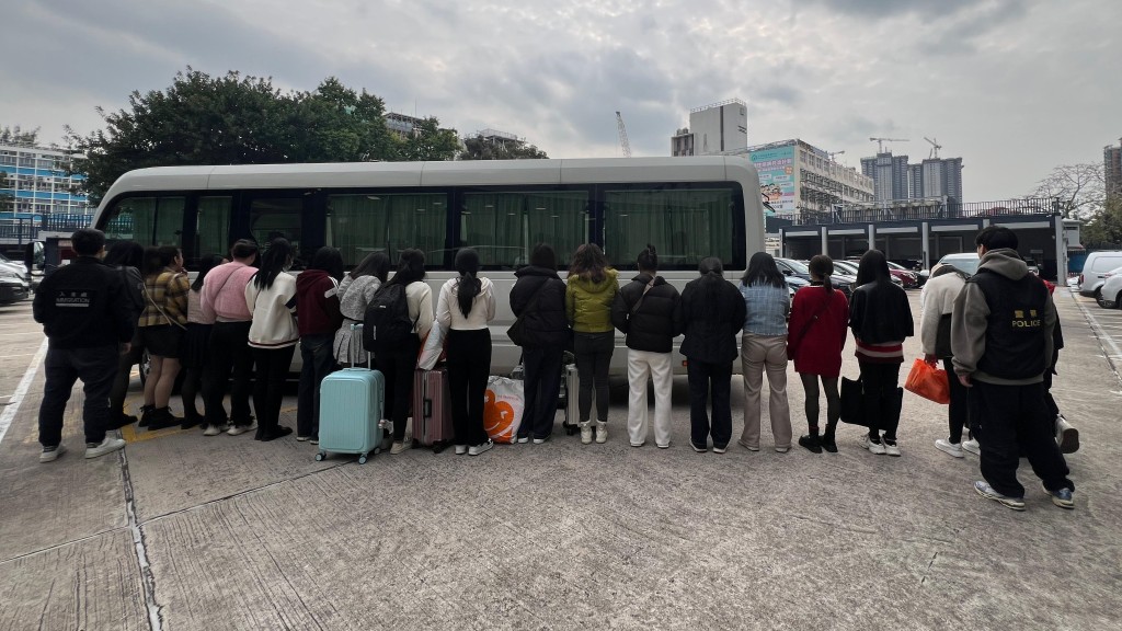 警夥入境處元朗掃黃 拘28內地女介乎31至59歲。警方圖片