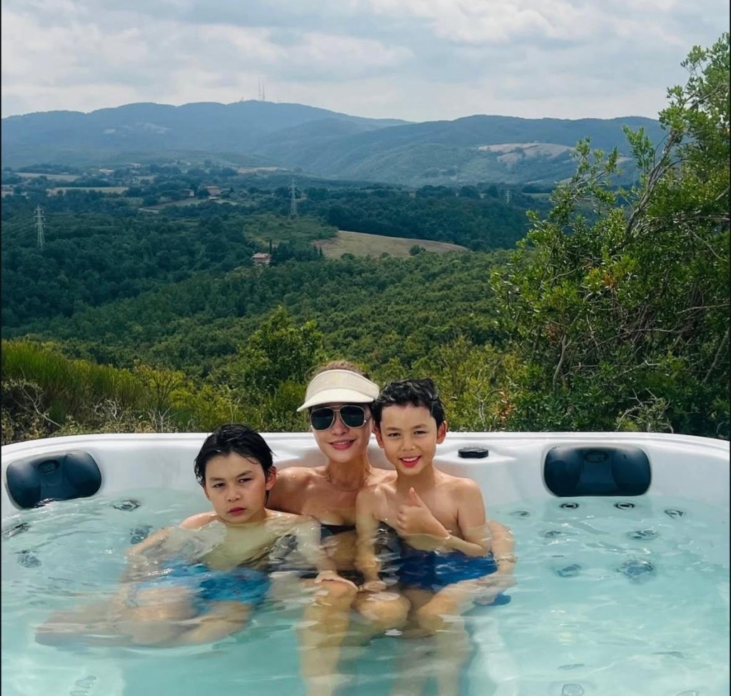 周汶錡長子雷棨宇(Jacques)與8歲次子Avner。 周汶錡長子雷棨宇(Jacques)與8歲次子Avner。
