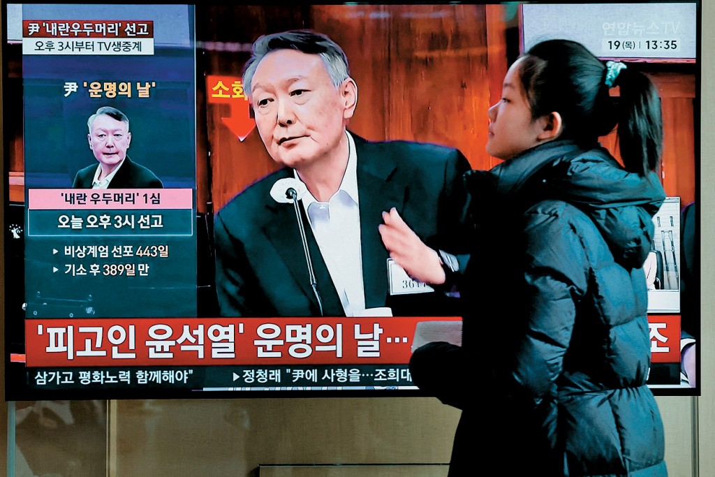 首爾一個大電視屏幕昨日播放審判尹錫悅的新聞。