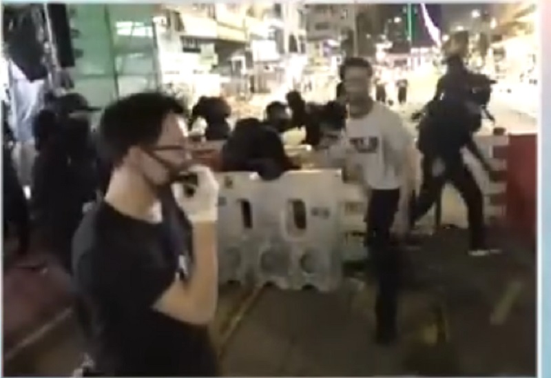 旺角示威者聚集堵路。港台電視截圖