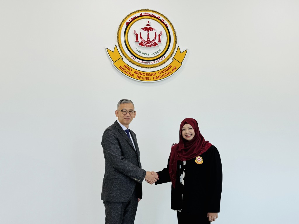 廉政專員胡英明(左)與文萊反貪局局長Anifa Rafiza會面。 廉政專員胡英明(左)與文萊反貪局局長Anifa Rafiza會面。
