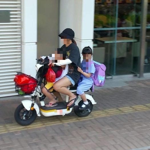 早前一名女子于5月14日驾驶电动单车，搭载两童在上水清晓路行人路上行驶，被警方拘捕。网上图片